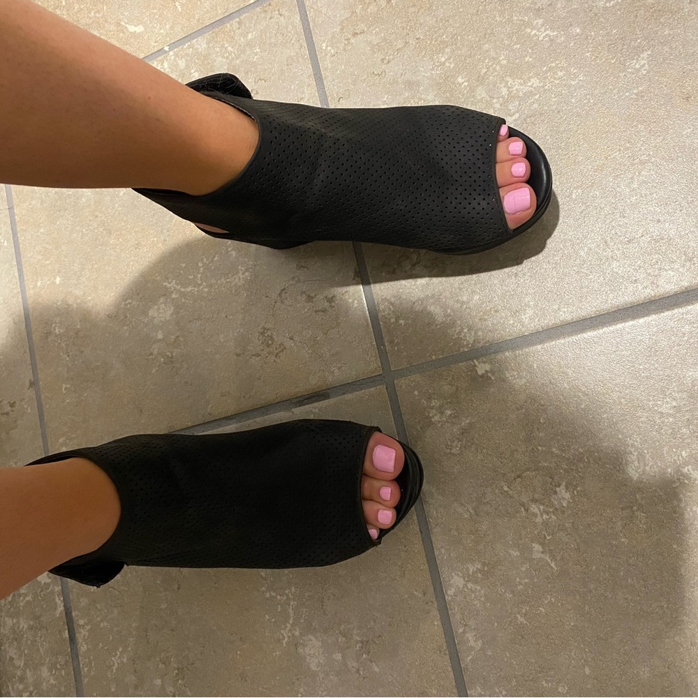 Black Wedges